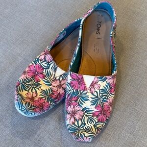 TOMS Women's Pink and Green Floral Loafers